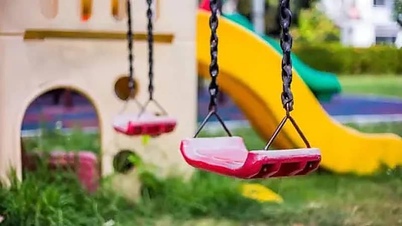 وفاة طفل بحادث مأساوي أثناء اللعب بأرجوحة