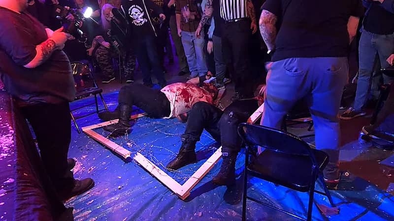 مصارع يصعق والده بالكهرباء في نزال الموت .. فيديو