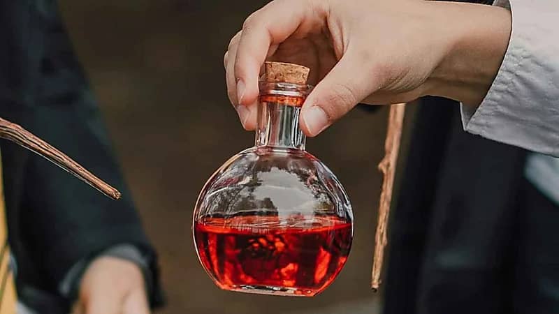 امرأة تسمم زميلتها في العمل بدافع الغيرة