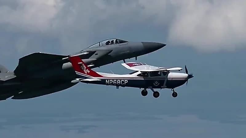 لحظة اعتراض مقاتلة F-15 لطائرة صغيرة من طراز C182 .. فيديو