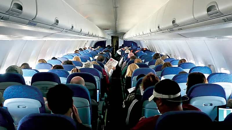 السفر بالطائرة لساعات طويلة قد يزيد خطر الجلطات الدموية