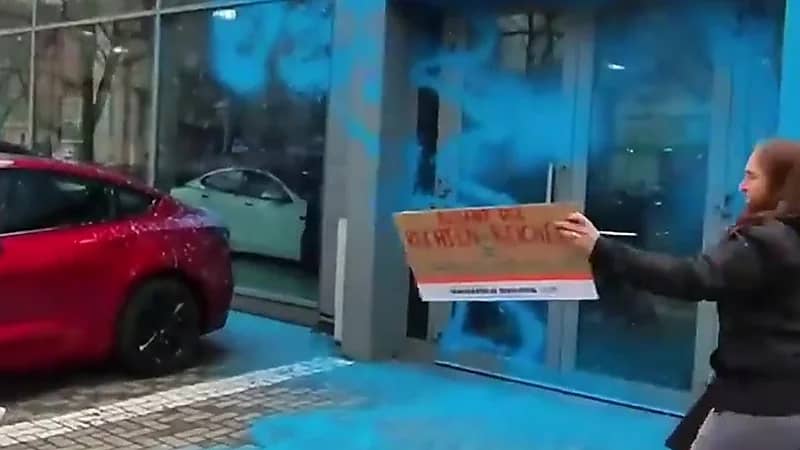 متظاهرون يرشون طلاء أزرقا على مقر لشركة تسلا ..فيديو