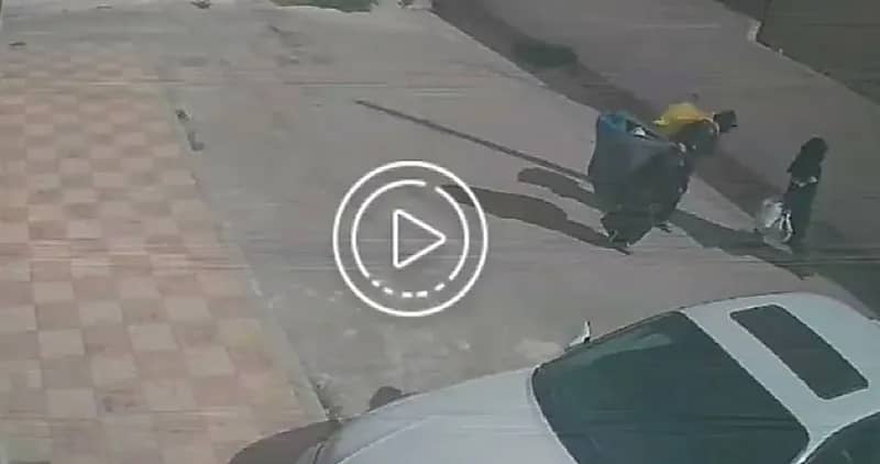 نساء يقتحمن مستودعاً ويسرقن محتوياته تحت أعين الكاميرات