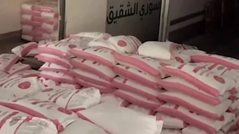 وصول 41 شاحنة سعودية محملة بالطحين إلى سوريا ..فيديو