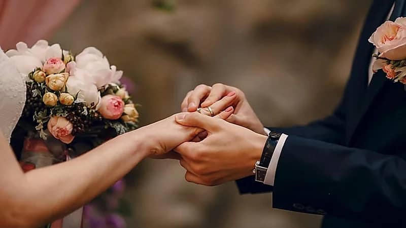 أصدقاء يمازحون صديقهم بطريقة غريبة قبل ساعات من زفافه.. فيديو
