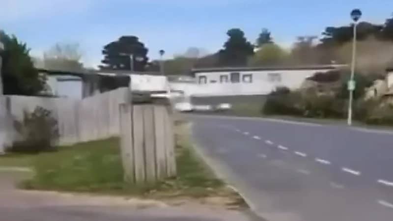 لحظة تحطم طائرة صغيرة بعد اصطدامها بحي سكني.. فيديو