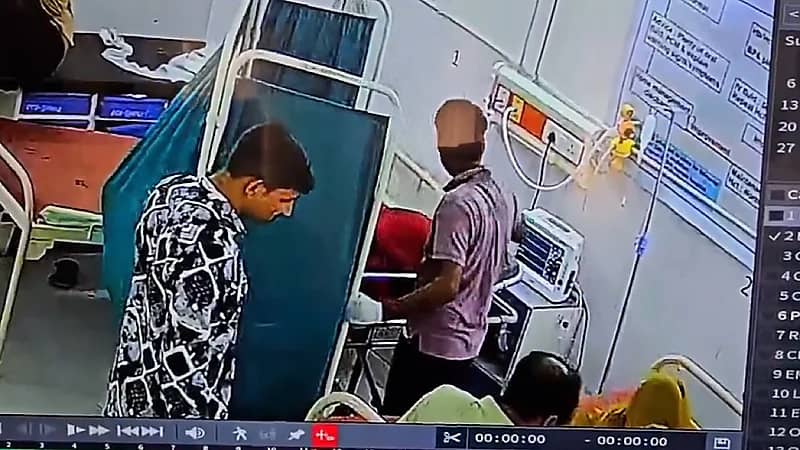 لحظة قيام موظف بسرقة أقراط من جثة فتاة في المستشفى.. فيديو