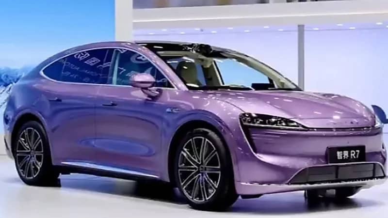 السبع يستعرض امكانيات السيارة الكهربائية التي أطلقتها هواوي.. فيديو