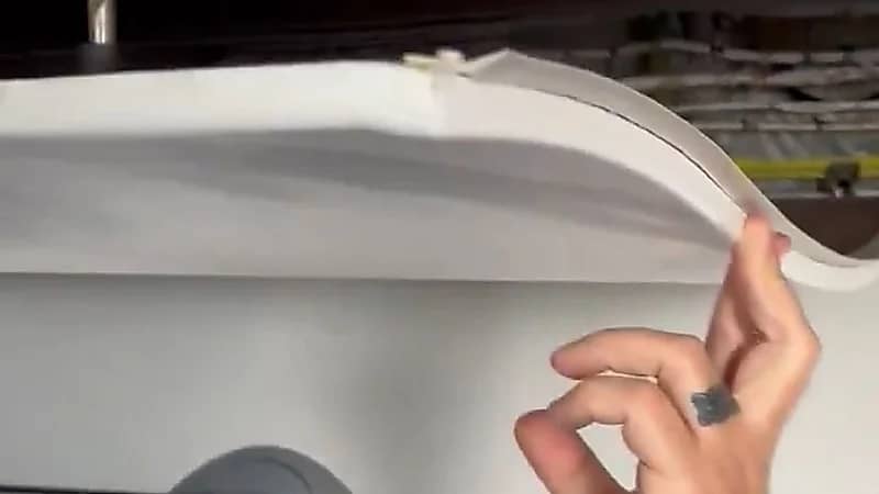 شركة طيران تعوض ركابها بـ100 دولار بسبب سقوط سقف الطائرة ..فيديو