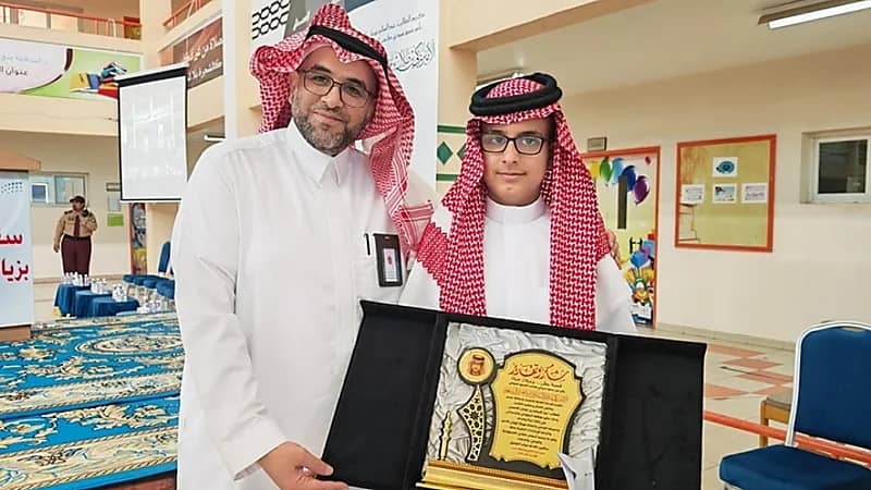 أمير عسير يشيد ببطولة طالب أنقذ والدته