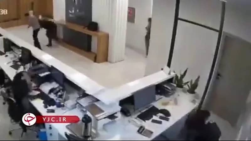 موظفة تنجو من انفجار كبير بعد تحطم الزجاج في وجهها.. فيديو