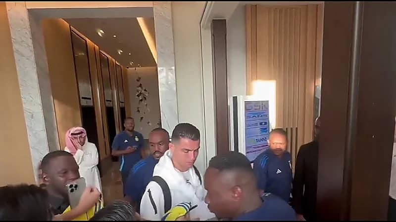 رسالة تحفيزية من مشجع لرونالدو قبل لقاء كاواساكي .. فيديو