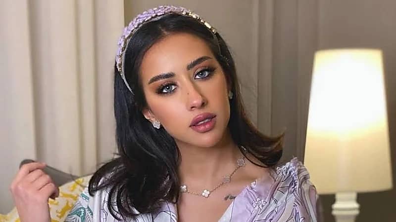 فرح الهادي تُفاجأ بتعليق ابنها "آدم" على فستانها.. فيديو