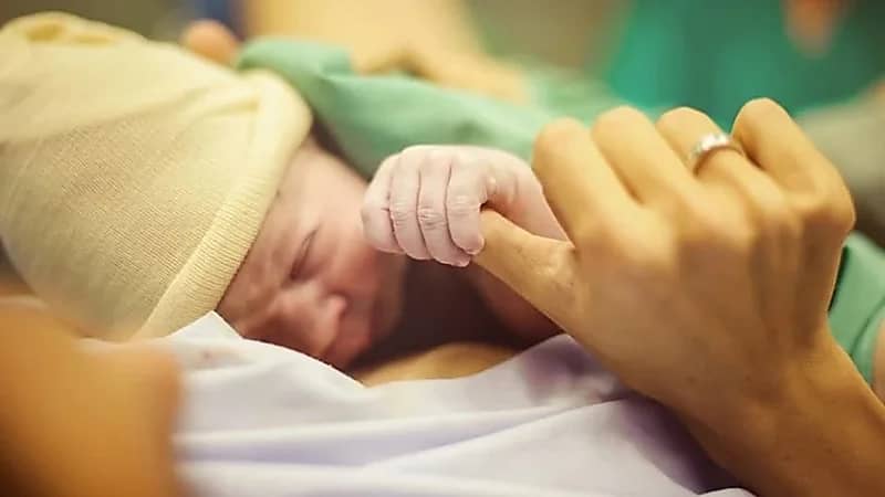 امرأة تقتل سيدة حاملًا وتنتزع جنينها بادعاء الأمومة