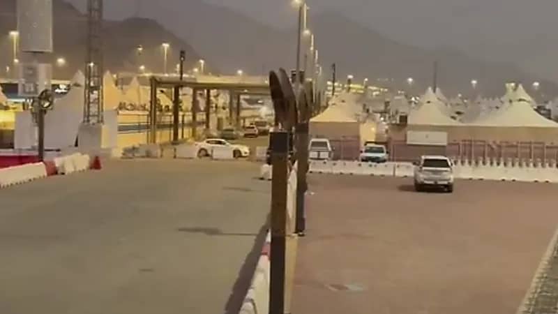 تطاير رذاذ الماء لترطيب الأجواء بمشعر منى .. فيديو