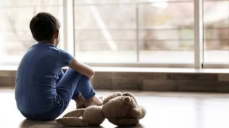 معالج نفسي يحذر: العزلة الاجتماعية أصابت مراهقًا بوسواس قهري .. فيديو