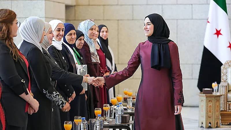 ظهور جديد لزوجة الرئيس السوري خلال استقبال وفد نسائي من محافظات سورية.. صور