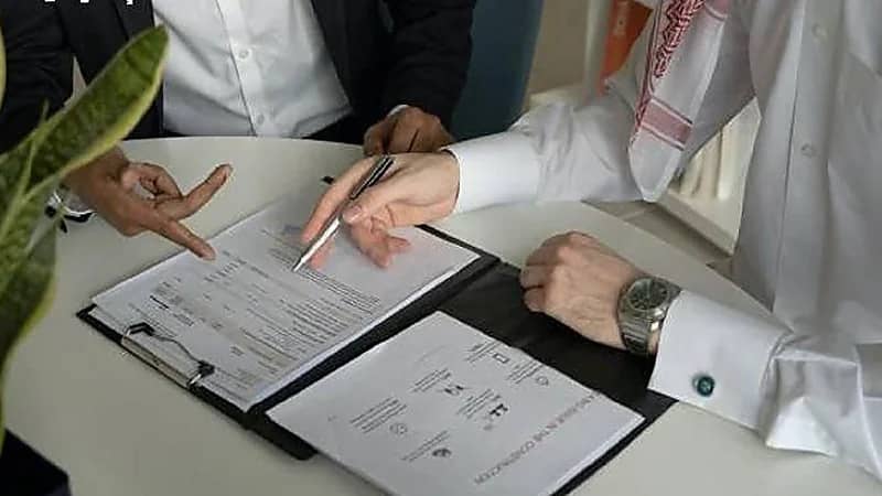 تعديل جديد بنظام العمل يلغي اشتراط تضمين السبب المشروع بإشعار إنهاء العقود