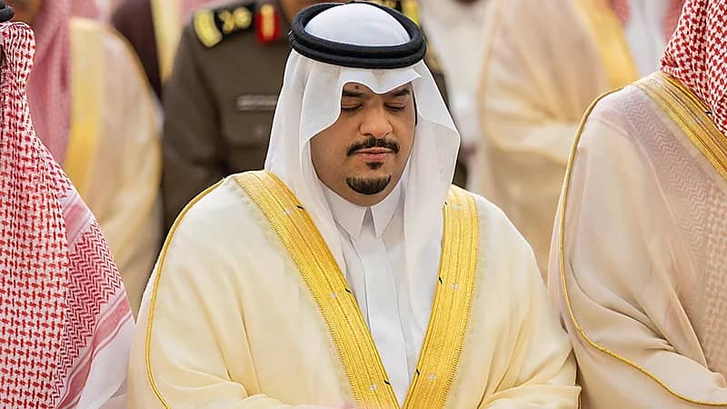 نائب أمير الرياض يؤدي صلاة الميت على الشيخ عبدالله القحطاني