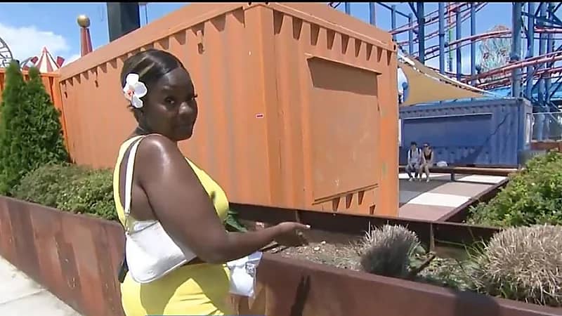 فتاة تكشف عن تعرضها لاعتداء جنسي على الملأ بينما كان المارة يضحكون ويصورونها بهواتفهم!