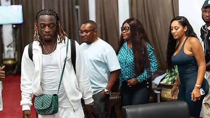 دوكو لاعب السيتي ينثر الأموال على فرقة شعبية بغانا .. فيديو- صور