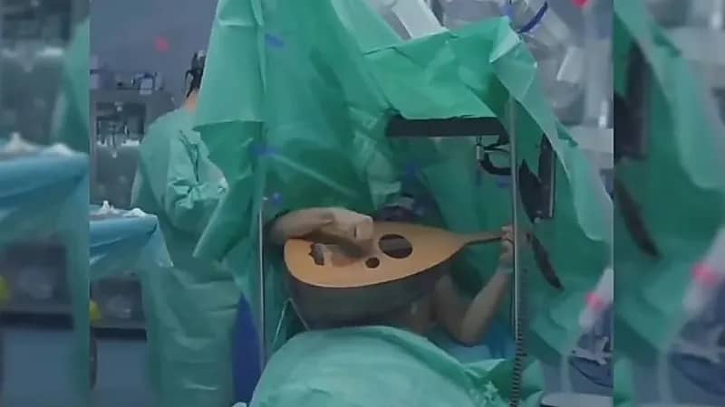 مطرب يعزف ويغني أثناء جراحة دقيقة في دماغه .. فيديو