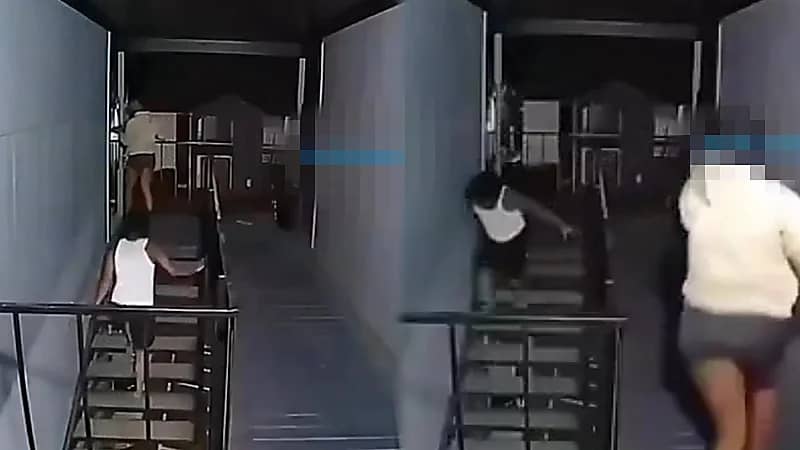 فتاة تنقذ حبيبها من عصابة مُسلحة.. فيديو