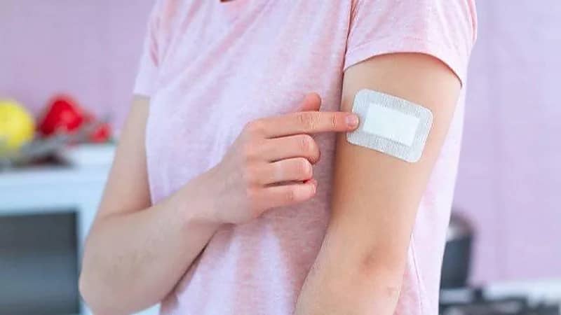 استشاري يكشف حقيقة فائدة الملصقات الجلدية العلاجية وأسباب استخدامها .. فيديو