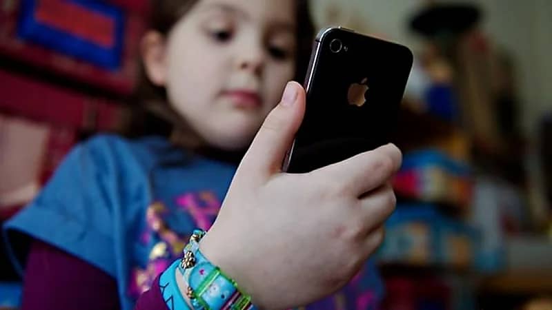 إصدار آيفون بدون إنترنت أو سوشيال ميديا للأطفال