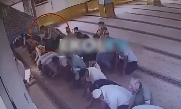 رجل يطعن مصليًا بالجامع إثر خلاف على ركن السيارة..فيديو