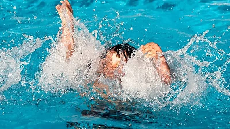 وفاة طفل بصعق كهربائي في مسبح المنزل ووالده يروي اللحظات الأخيرة .. فيديو