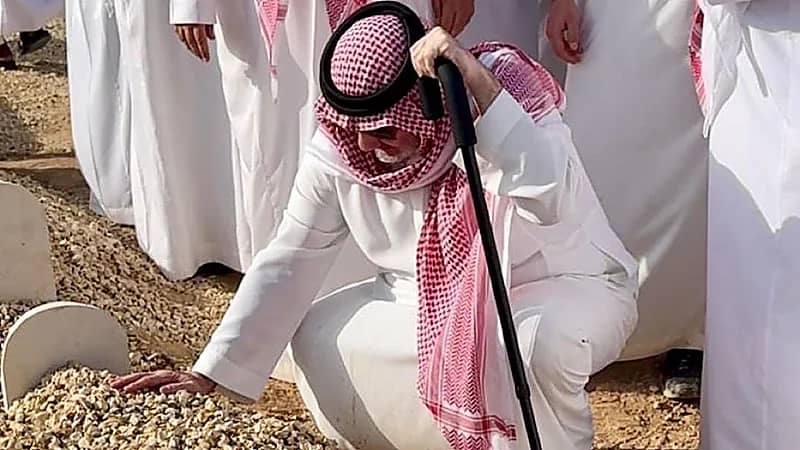 الأمير خالد بن طلال يرثي نجله الوليد : أعدك أن لن ينساك العالم