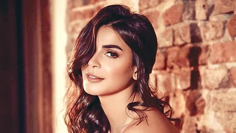 رانيا منصور تخطف الأنظار بفستان جرئ