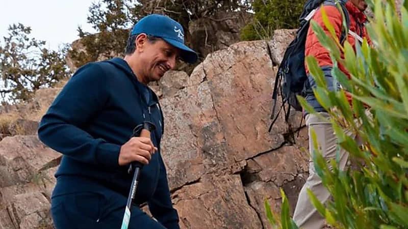 وزير السياحة يخوض تجربة هايكنج على مرتفعات عقبة القرون بعسير  ..  فيديو +صور