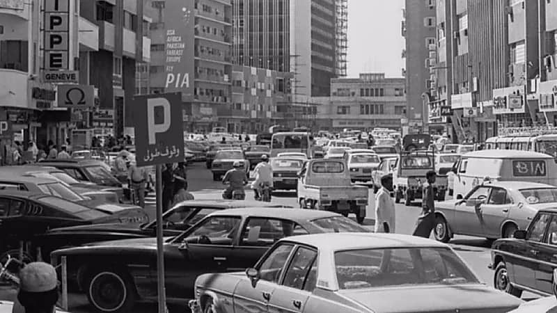 الحياة في شارع الملك عبدالعزيز عام 1977 ..صورة