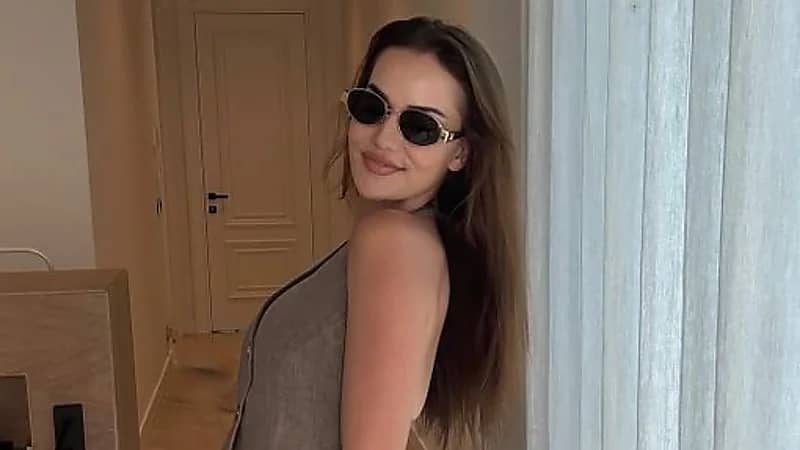 بإطلالات صيفية مع عائلتها: فهرية أفجان تخطف الأنظار من قلب عطلتها .. صور