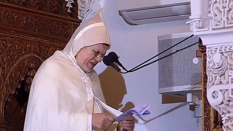 لحظة تعرض إمام مسجد بالمغرب لوعكة صحية أثناء إلقاء خطبة الجمعة..فيديو