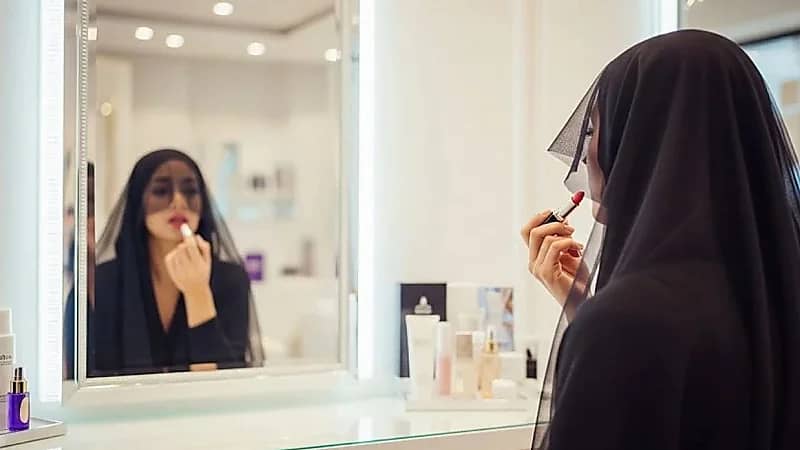 تغريم أم كويتية انشغلت عن أبنائها بسبب عمليات التجميل