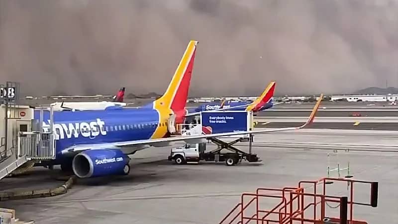 عاصفة رملية قوية تشلّ الحركة الجوية في مطار فينيكس الدولي .. فيديو