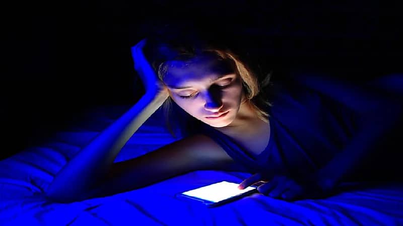 استشاري: الضوء الأزرق من الشاشات يسرع شيخوخة البشرة