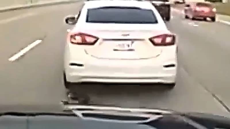 مطاردة في ميشيغان تنتهي بتعطيل مركبة مسروقة واقتلاع محورها الخلفي .. فيديو