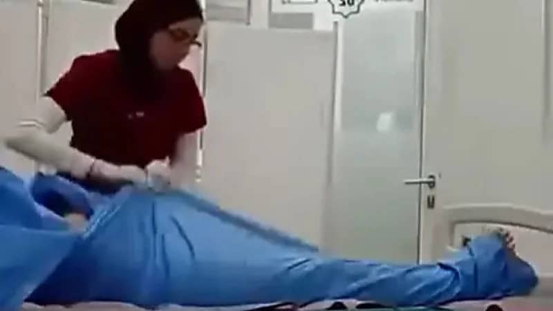 إيقاف ممرضة صورت متوفى أثناء تجهيزه قبل تسليمه لعائلته