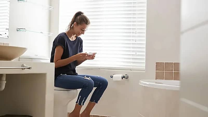 احذر .. استخدام الهاتف في المرحاض يضر صحتك