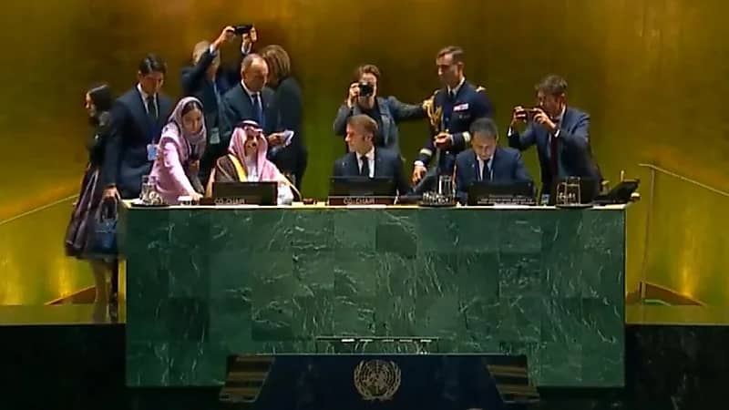 وصول وزير الخارجية إلى مقر المؤتمر الدولي لتنفيذ حل الدولتين ..فيديو