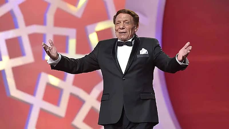 انتشار صورة مزيفة لعادل إمام أثناء العمرة يثير جدلًا واسعًا.. صور