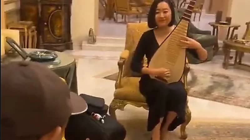 عبادي الجوهر يستضيف العازفة الصينية جو تشاو في منزله بلقاءٍ موسيقي..فيديو