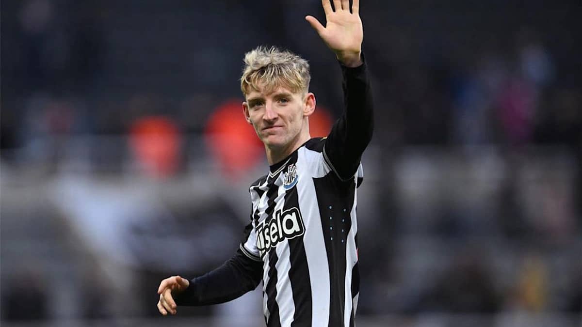 غوردون لاعب نيوكاسل يثير الجدل بتسريحات شعر شبيهة بالأميرة ديانا