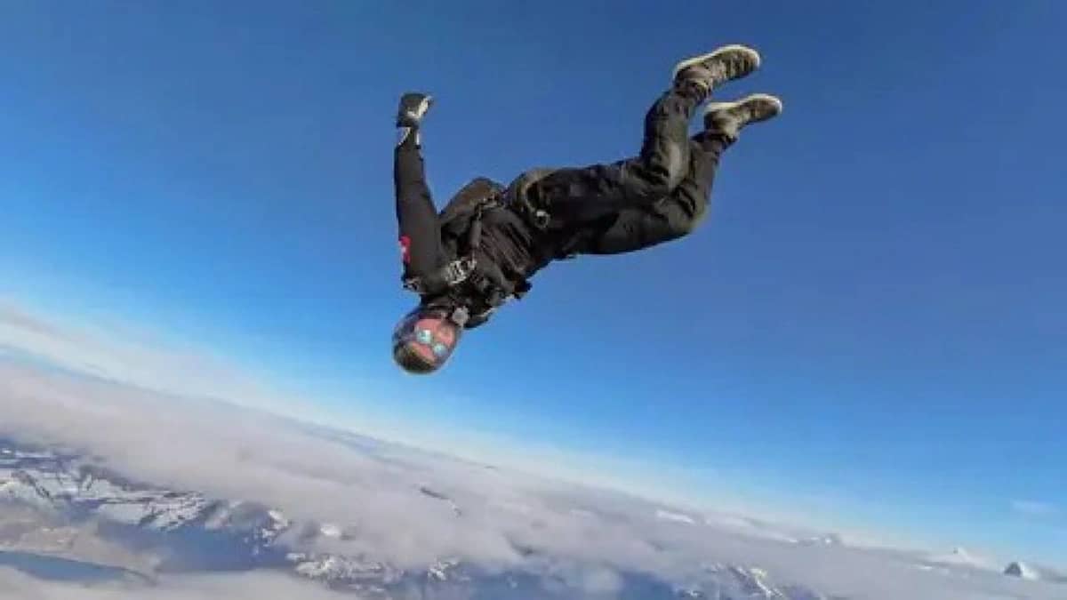 وفاة مروعة لمدرب قفز بالمظلات