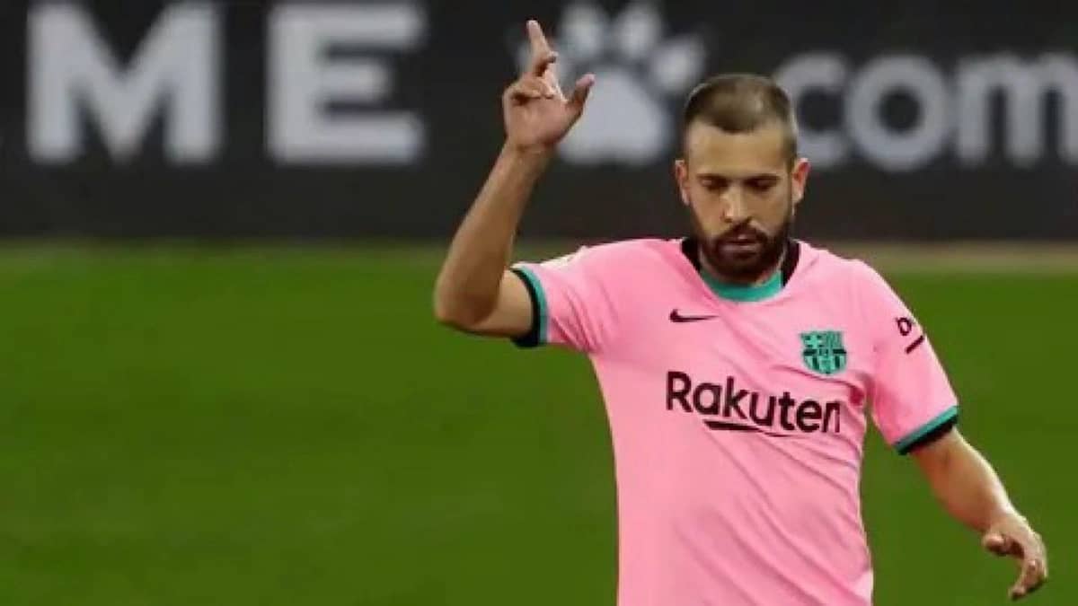 جوردي ألبا يعلن اعتزاله كرة القدم