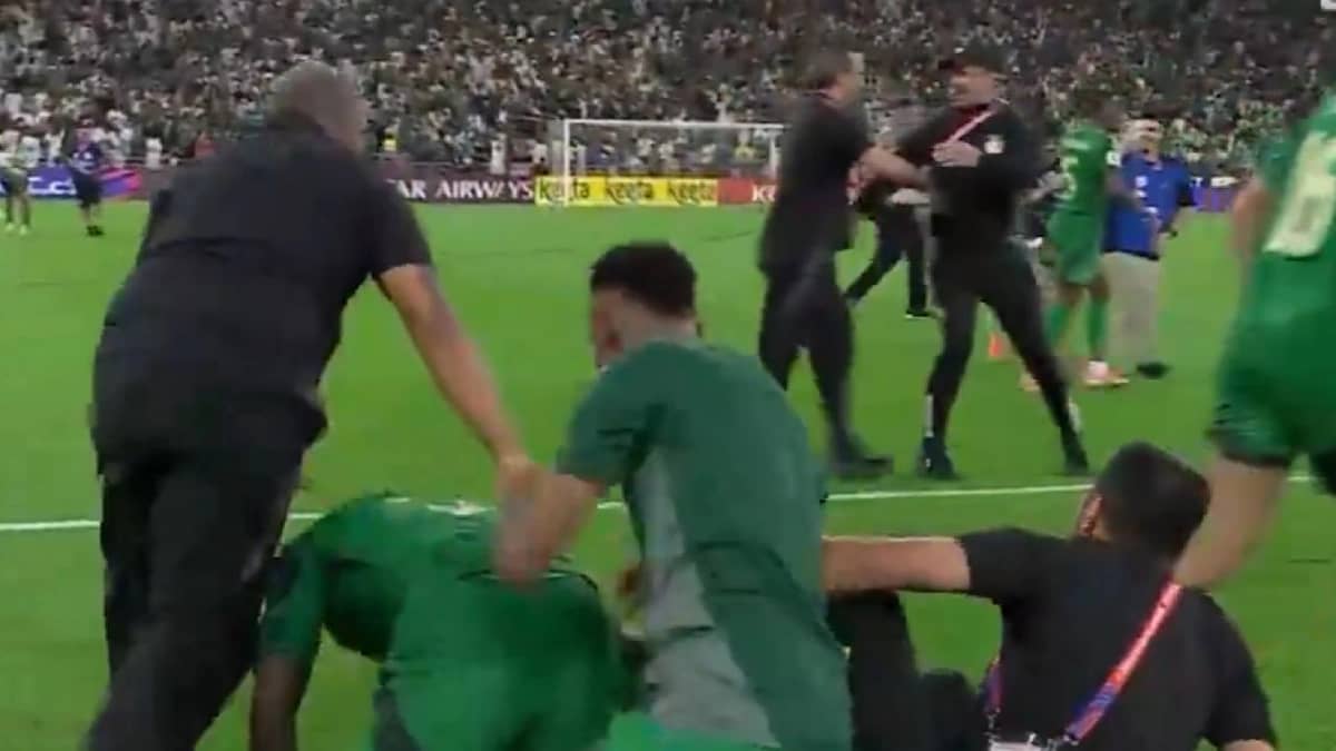 فرحة لاعبي الأخضر عقب التأهل للمونديال .. فيديو